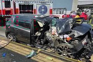 Una mujer murió y al menos siete personas resultaron lesionadas tras un atropello que desencadenó una megacarambola frente a Plaza Vía San Ángel en Puebla.