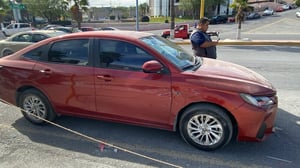 Acelera de más y causa daños costosos.  Una apresurada conductora que circulaba por el bulevar Harold R. Pape terminó protagonizando un accidente al invadir