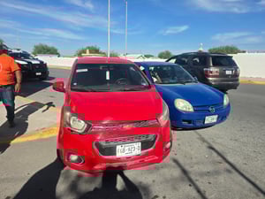 Maniobra imprudente termina en accidente vial.  Un conductor que circulaba por el carril de acotamiento en la colonia Independencia de Monclova la mañana