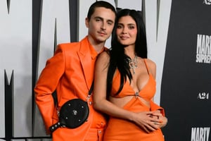 Timothée Chalamet y Kylie Jenner acapararon miradas en el estreno de “Marty Supreme”, donde posaron coordinados con un llamativo tono naranja