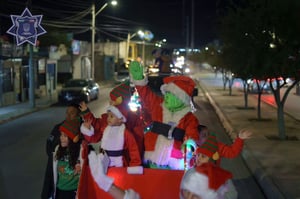 Piedras Negras, Coahuila.– Los desfiles navideños organizados por la Policía Municipal recorrieron diversas colonias en una jornada realizada de 19:00 a 21:00