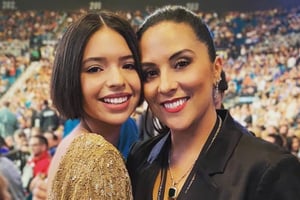 La madre de Ángela Aguilar, Aneliz Alcalá, lanzó un mensaje contundente en redes para denunciar la violencia digital que enfrenta la cantante tras