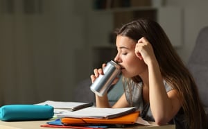 Las bebidas energéticas pueden animarte, impulsarte o acompañar tu rutina diaria, pero consumir una cantidad excesiva de golpe podría aumentar gravemente