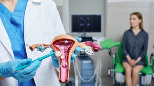 Los fibromas uterinos podrían funcionar como una señal temprana de posible enfermedad cardíaca en mujeres, según un estudio reciente.  Las mujeres que reciben