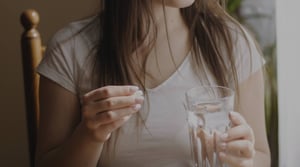 El ibuprofeno es un antiinflamatorio no esteroideo (AINE) muy común que se usa para disminuir el dolor, bajar la fiebre y reducir la inflamación.   Aunque