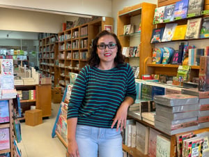 “Mi vida, vista detrás de los libros, entre páginas que me enseñaron a vivir”  Karla ¿Cómo fue que llegaste a trabajar en una librería? ¿Siempre lo imaginaste?
