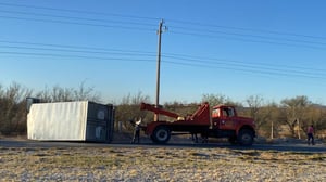 El trabajador explicó que el camión Isuzu que manejaba se desvió cuando uno de sus neumáticos golpeó el camellón central.  La tarde del jueves se registró