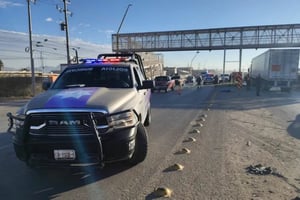 Una mujer murió al ser arrollada por una camioneta en la carretera Torreón-Matamoros, mientras las obras de infraestructura bloqueaban el puente peatonal