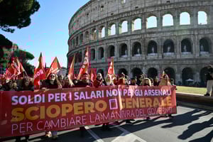 El principal sindicato italiano, la CGIL, protagonizó huelgas y manifestaciones masivas contra los presupuestos del gobierno.  La Confederación General