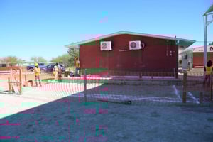 La Escuela Primaria Leona Vicario, ubicada en el municipio de Nava, inició este día la construcción de un aula nueva como parte de una gestión realizada ante