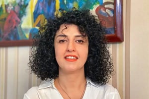 Las fuerzas de seguridad de Irán detuvieron nuevamente a la activista y premio Nobel de la Paz Narges Mohammadi durante un acto conmemorativo en Mashhad,