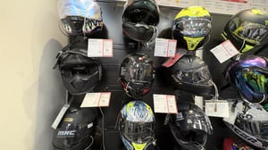 Aumentan accidentes graves en motociclistas que usan cascos comerciales incapaces de proteger adecuadamente su vida.  El uso de cascos comerciales