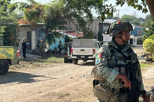 Dos hombres fueron asesinados dentro de una vivienda en la colonia Díaz Ordaz, en Culiacán, donde autoridades investigan las detonaciones que alertaron