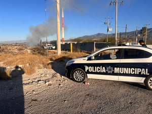 Autoridades buscarán la fuente del incendio.  Una quema de llantas provocó una intensa movilización del Cuerpo de Bomberos y Seguridad Pública Municipal,