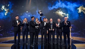    Lando Norris ya tiene en sus manos el trofeo físico que certifica su coronación mundial. La Gala de la FIA en Uzbekistán tuvo momentos únicos.   El piloto