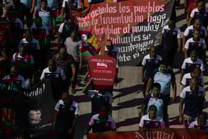 Padres, estudiantes y organizaciones marcharon en Chilpancingo para exigir justicia por asesinatos y desapariciones de normalistas de Ayotzinapa,