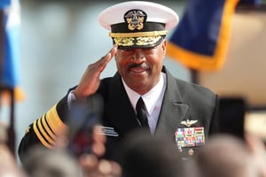 El retiro anticipado del almirante Alvin Holsey reconfigura el mando militar de Estados Unidos en América Latina, en medio de cuestionamientos legislativos