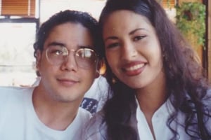 La boda secreta de Selena Quintanilla con Chris Pérez marcó un quiebre familiar que tensó su relación con Abraham Quintanilla y redefinió su vida artística.