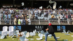    La gira de Lionel Messi por India comenzó con caos. Disturbios en un evento en Calcuta obligaron al astro a retirarse antes de tiempo. Te contamos