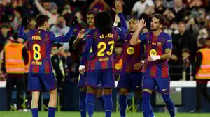    El Barcelona superó con dos goles en la segunda mitad a un complejo Osasuna y se afianza en el primer puesto de LaLiga.  Con un doblete de Raphinha