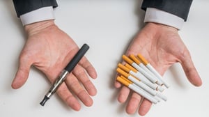 Los fumadores que alternan entre cigarrillos tradicionales y dispositivos de vapeo podrían no estar expuestos a un daño tan alto como se pensaba, de acuerdo