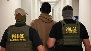 La Casa Blanca urgió este sábado a migrantes que están ilegalmente en Estados Unidos a regresar a sus países y optar por vías legales