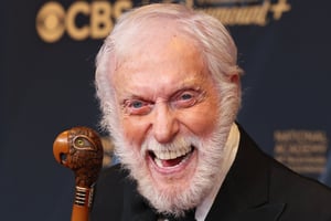 ¡Feliz cumpleaños, Dick Van Dyke! El icónico actor, cantante y bailarín celebra este sábado sus 100 años y, en fechas recientes, ha compartido algunas