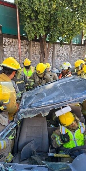      Bomberos de Torreón llevaron a cabo un curso de capacitación en extracción vehicular, dirigido a 65 elementos de distintas estaciones del municipio,
