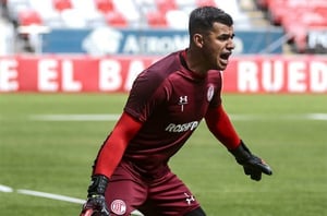 Luis García se puso la capa en la noche más grande del Apertura 2025. Un error de Hugo González en la ida le abrió la puerta a la titularidad en la vuelta