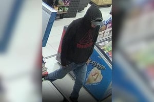 Pese a la rápida intervención de las autoridades, logró escapar.  Un solitario delincuente logró apoderarse de un jugoso botín la noche del domingo, luego