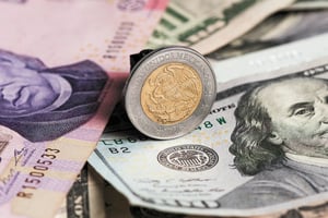 El peso mexicano inició la semana con apreciación frente al dólar, mientras el mercado cambiario se mantiene estable a la espera de decisiones de Banxico.