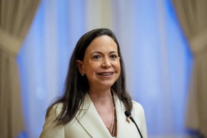 La opositora venezolana María Corina Machado presenta una fractura vertebral tras abandonar Venezuela en una operación secreta, confirmó su portavoz