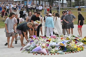 Un ataque armado durante una celebración judía en la playa Bondi dejó 15 muertos; autoridades australianas confirmaron que los agresores eran padre e hijo.