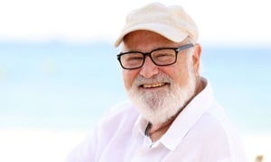 Rob Reiner debutó como cineasta con una película improvisada, sin guion, cuyo éxito transformó su carrera y consolidó a This is Spinal Tap como clásico.