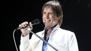 El cantante Roberto Carlos sufrió un accidente automovilístico durante la grabación del especial navideño de TV Globo; fue hospitalizado y dado de alta