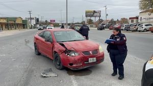 Se registró un accidente de tránsito en uno de los cruceros con mayor flujo vehicular de Piedras Negras, luego de que una camioneta Ford EcoSport se viera