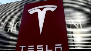 Las acciones de Tesla alcanzaron un nuevo máximo histórico este lunes, impulsadas por el rendimiento de la compañía y anuncios sobre su tecnología.