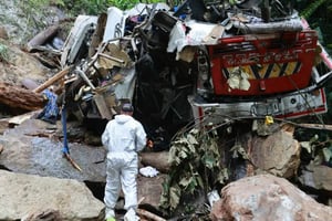 Un viaje de graduación terminó en tragedia cuando un autobús con estudiantes de Bello cayó a un abismo en Antioquia, dejando 16 muertos y múltiples heridos.