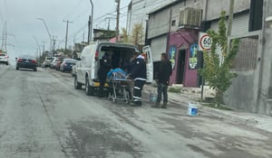 Socorristas de Cruz Ámbar la trasladaron a un hospital.  Socorristas de Cruz Ámbar se movilizaron la mañana de este lunes a la colonia Hipódromo de Monclova,