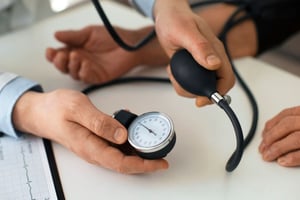 La hipertensión, también conocida como presión arterial elevada, es un padecimiento frecuente que incrementa de manera importante el riesgo