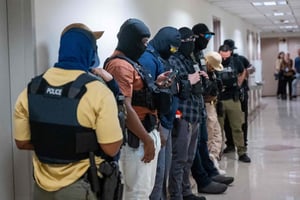 Un informe revela que agentes de ICE accedieron a albergues de NYC sin orden judicial, violando la ley santuario.  Agentes del Servicio de Inmigración