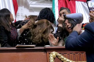 Una discusión por una reserva terminó en golpiza entre diputados de Morena y PAN en el Congreso de la CDMX. Hubo lesiones.  Diputados