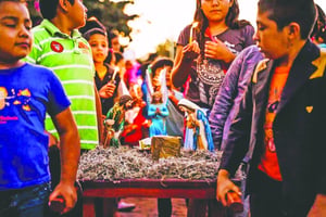 Durante nueve días, familias celebran la llegada del Niño Jesús, rezan, cantan villancicos y fomentan valores cristianos, unión y alegría espiritual