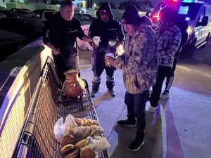 Solidaridad en medio del frío.   En un gesto de apoyo y empatía, socorristas del Grupo de Rescate y Urgencias Médicas (GRUM) realizaron un recorrido