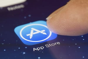 Una coalición de 20 empresas y grupos de consumidores solicita a la UE que actúe contra las tarifas de Apple, alegando perjuicio