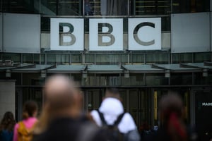 Donald Trump presentó una demanda millonaria contra la BBC por presunta difamación, mientras la radiodifusora británica confirmó que se defenderá legalmente
