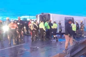 El número de víctimas mortales por la volcadura de un camión urbano en Apodaca, Nuevo León, aumentó a nueve tras la muerte de un pasajero hospitalizado