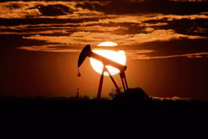 El precio del petróleo cayó a su nivel más bajo en casi cinco años, impulsado por avances en las negociaciones de paz en Ucrania.  El precio del petróleo