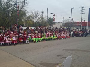 Decenas de pequeños preescolares se reunieron en las calles de San Juan de Sabinas para mostrar su talento y creatividad en una celebración llena de música,