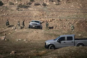 Un hombre fue encontrado sin vida en la cima de un cerro de la colonia Las Abejas, en Tijuana, con visibles huellas de violencia.  La mañana de este martes,